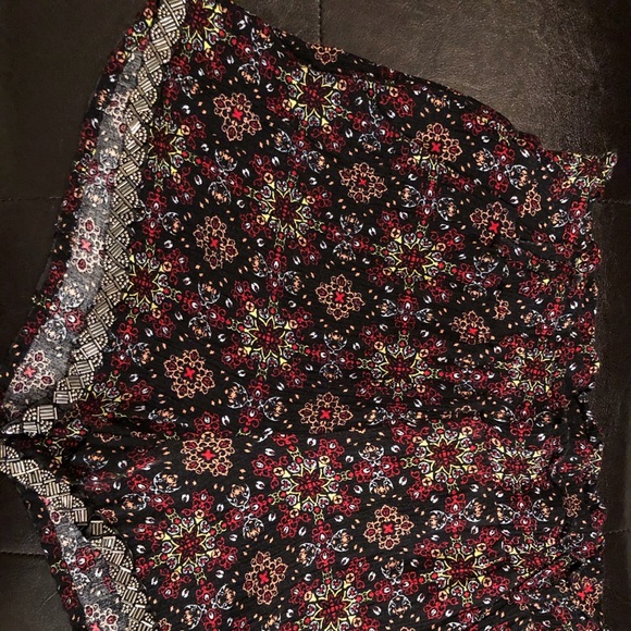 Black/Multicolored Pattern Shorts - Picture 6 of 7